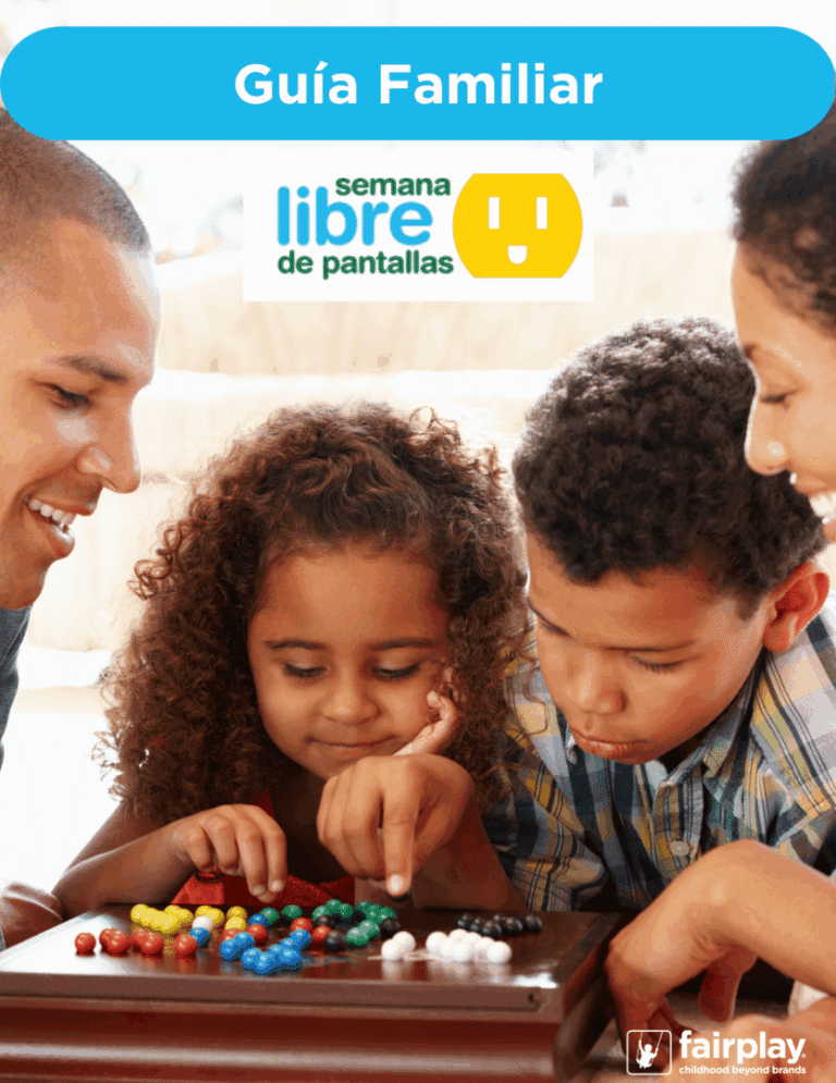 Familia feliz disfrutando juegos de mesa juntos.